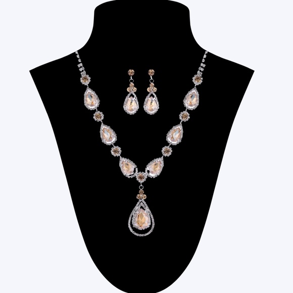 Absolutely Stunning! A Yellow Rhinestone Teardrop Necklace Set w/Rhinestones. - Picture 1 of 2